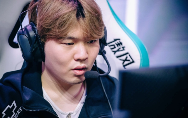 她并不是被 她并不是被