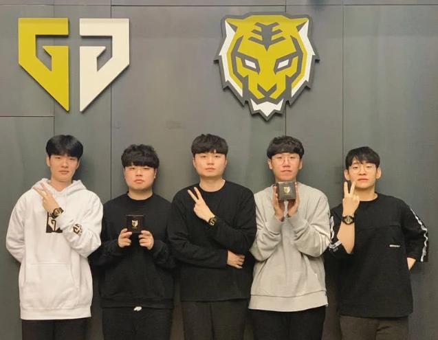 她在接受采 她在接受采